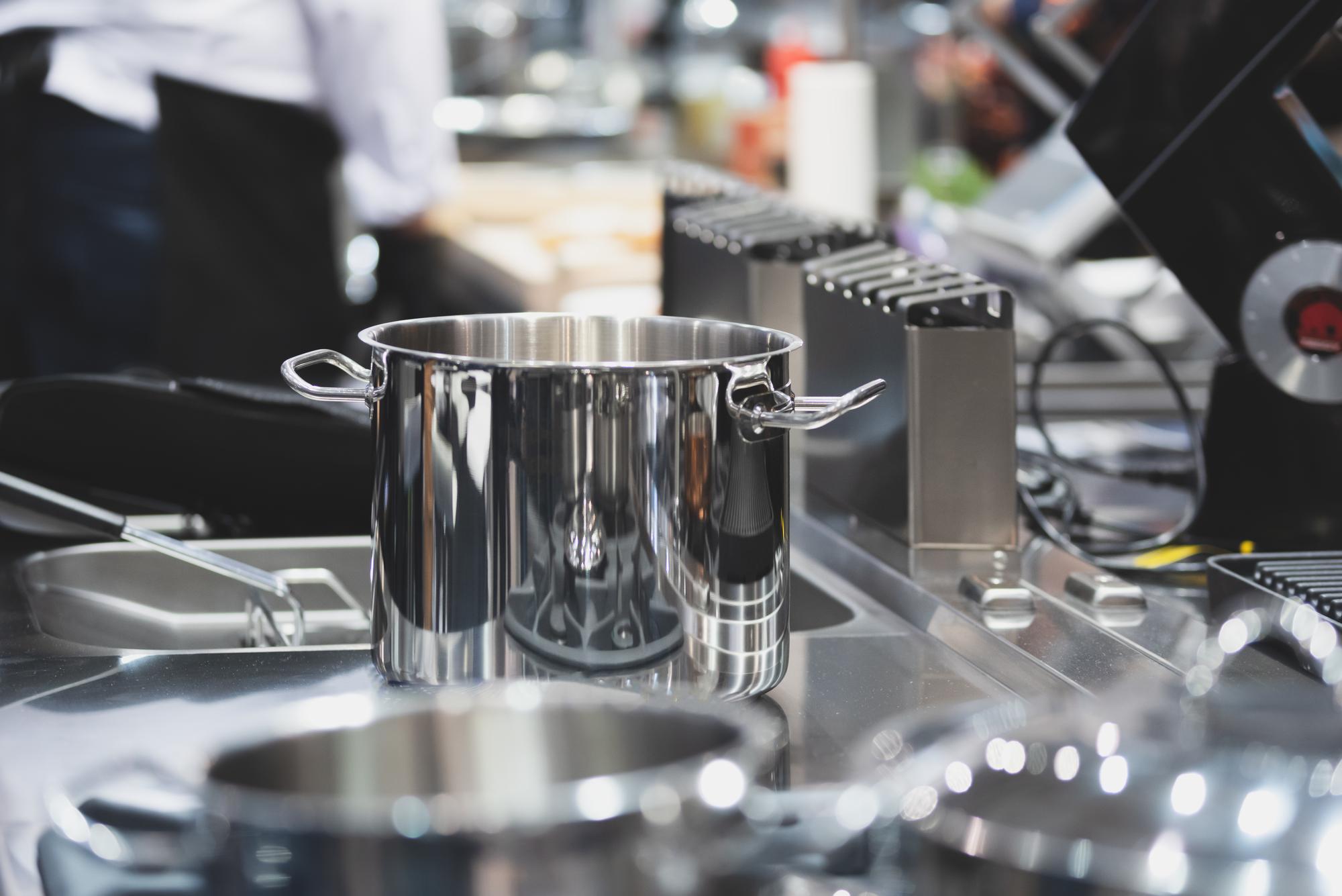 Cucina di studio con attrezzatura professionale e tavolo elegante