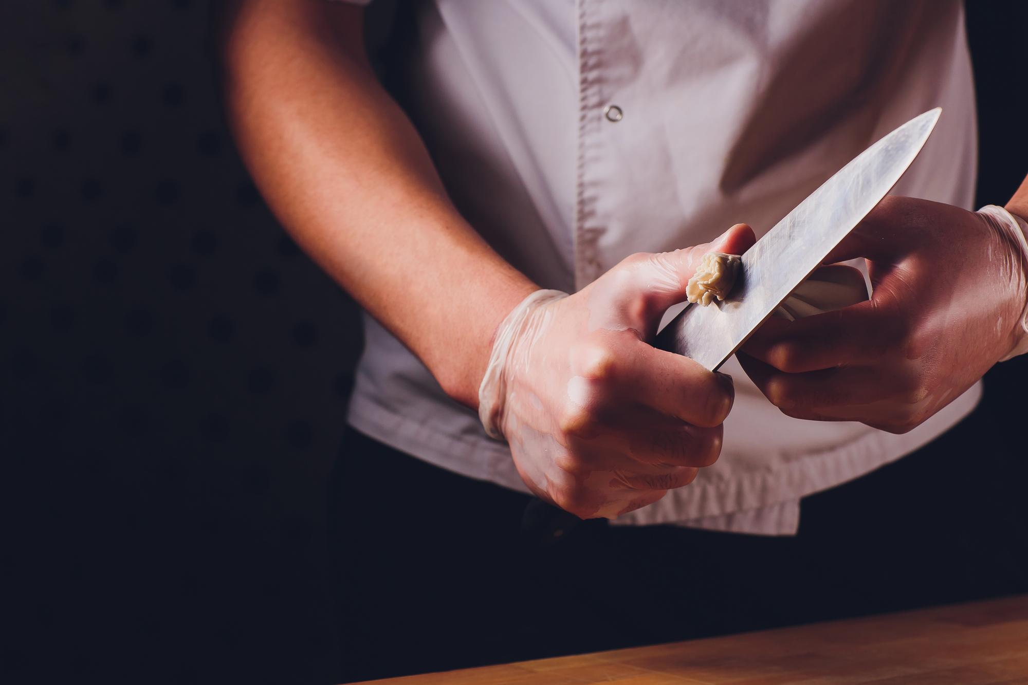 Sessione online con chef che mostra tecnica di taglio