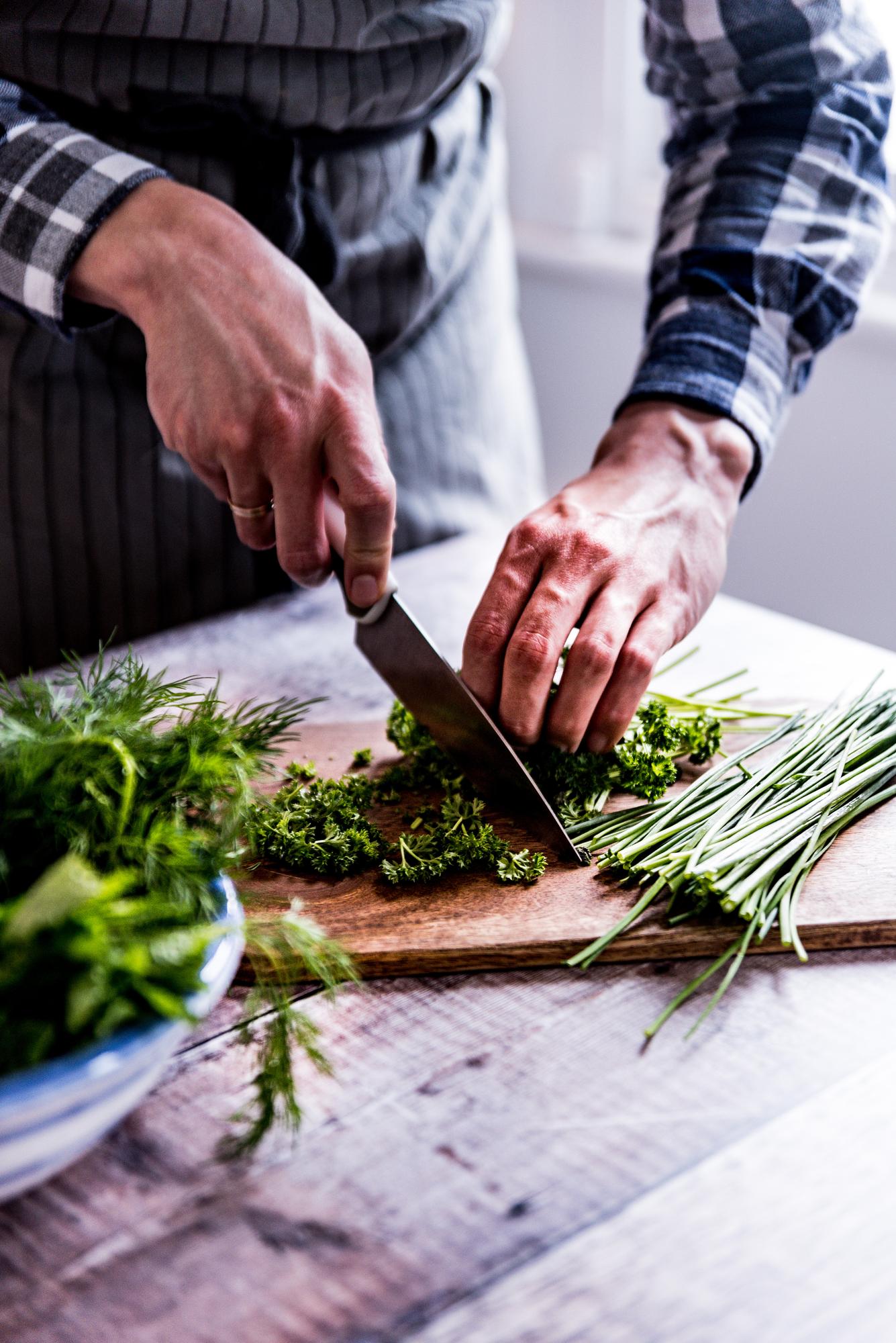 Dettaglio mani che tagliano erbe fresche