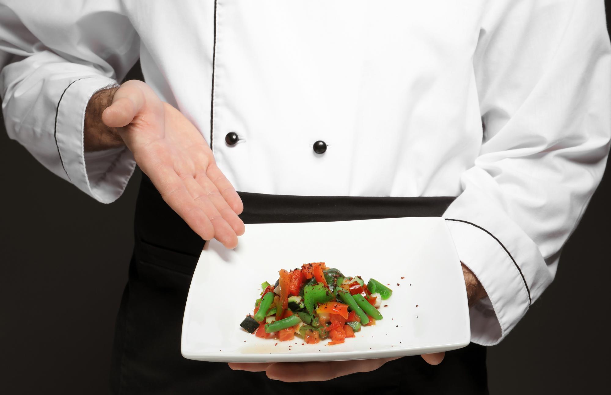 Chef elegante che impiattap con precisione
